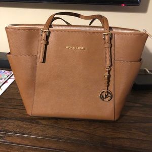MK  Jet Set Large Top-Zip Saffiano Leather Tote